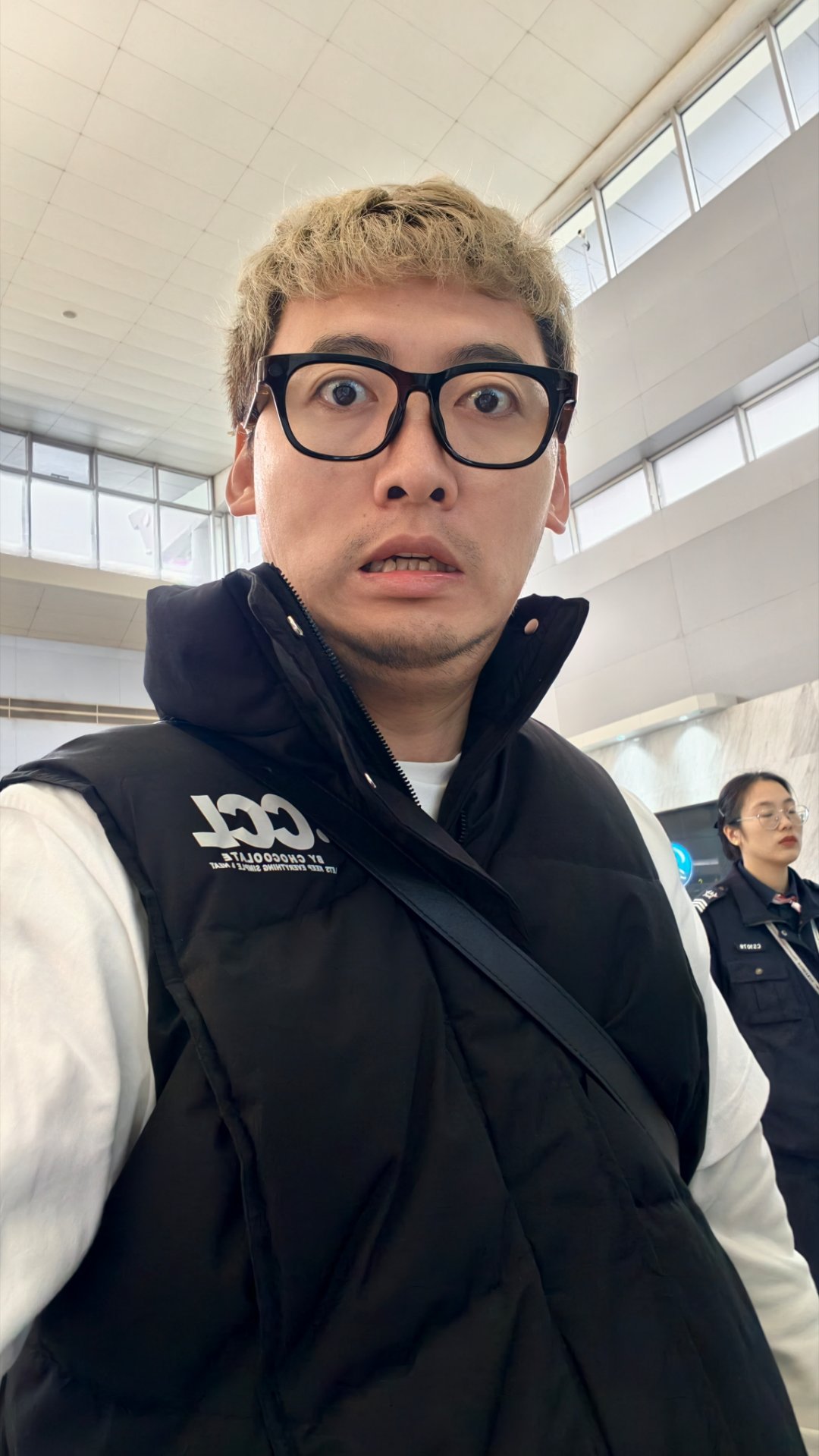 我在登机前10分钟到达安检，我以为我够晚了，没想到前面大哥说他登机都开始10分钟