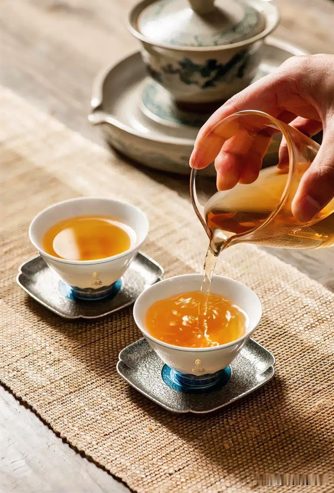 真心话茶局，是个很有意思的社交形式。茶局可不只是喝茶，更像是一场人心的洞察。
熟
