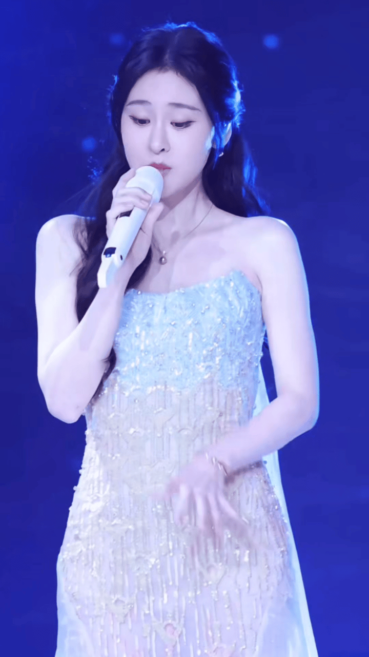 娱乐圈最后悔的两个男明星应该是华晨宇和董子健吧！

华晨宇和张碧晨分手后，张碧晨