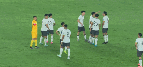 刘诚宇国足首秀 国足半场换人，刘诚宇迎来首秀，与张玉宁组成双中锋！ ​​​