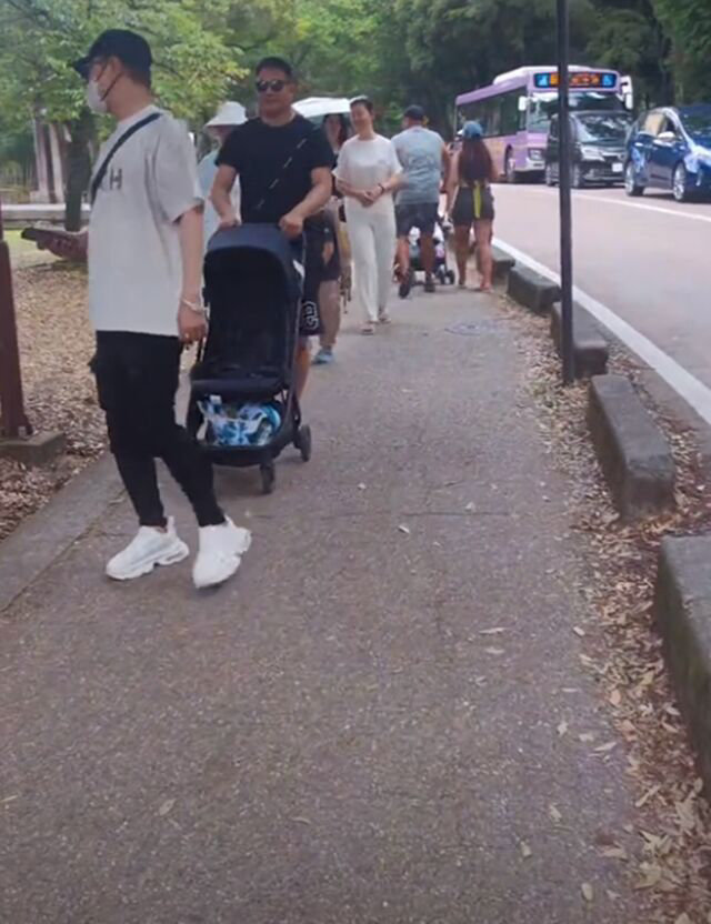 汪峰带4个孩子日本度假，醒醒和森林北女儿同龄，但性格差距明显！ ​​​