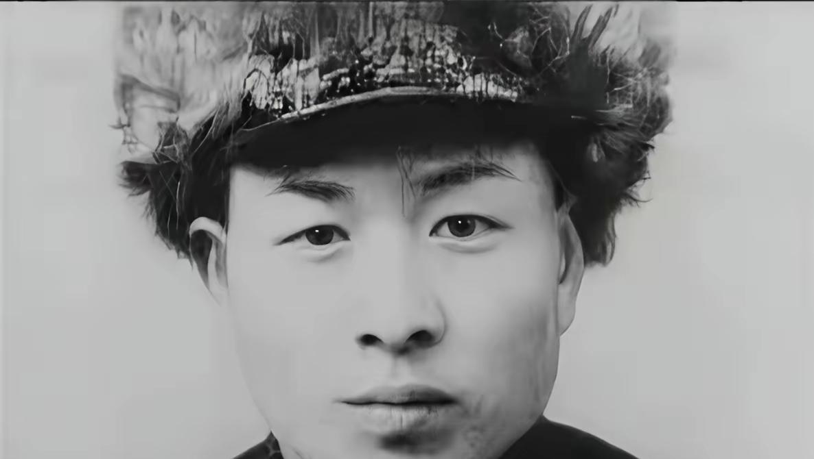 1941年，1名八路军战士意外遭遇8名日军追逐农妇，他默默打开刺刀。
 
那是冀