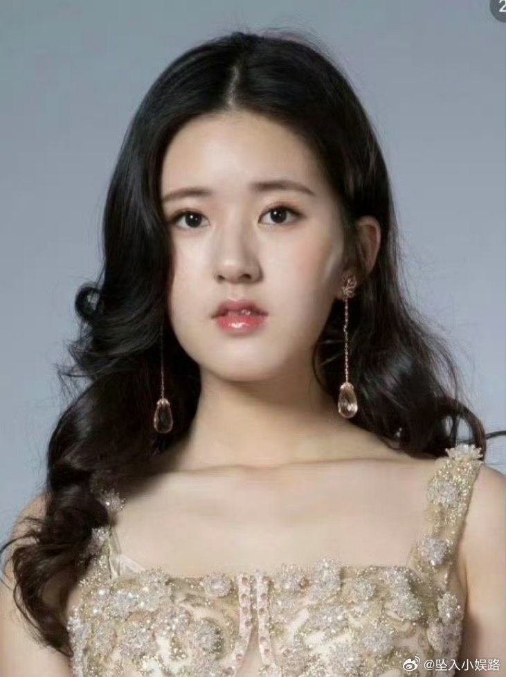 赵露思之前的脸和普通人无异 