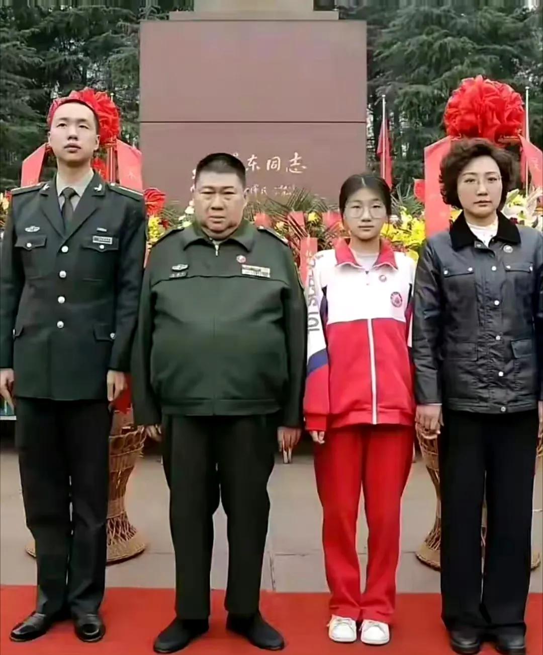 毛东东身高1米87，穿着军装，高挑英俊，一身正气，毛家后继有人。 ​