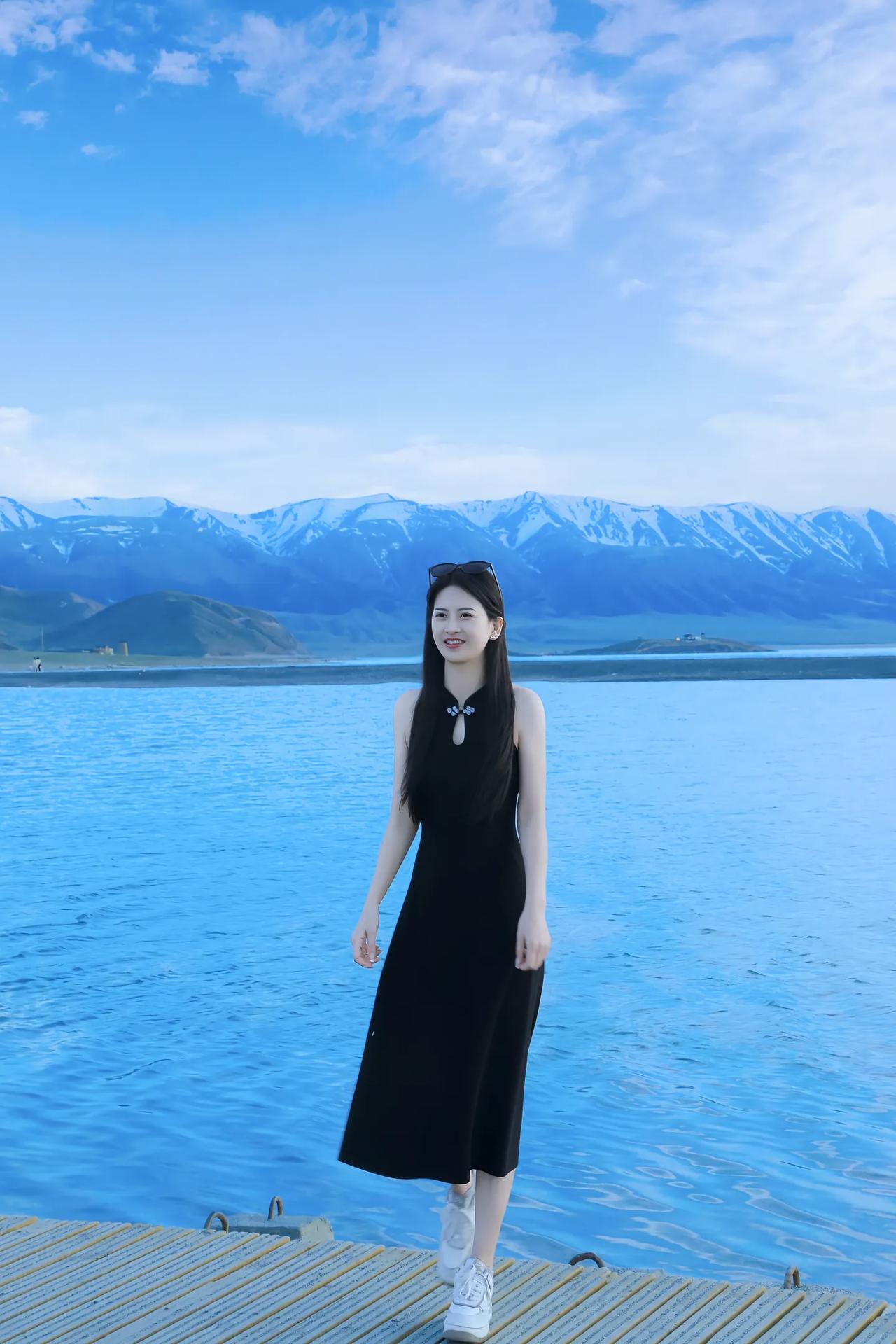 碧水映山色，美人倚栏杆。