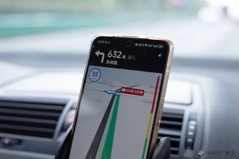开车走错路的时候，导航从来不会骂你。

它不会说：“你怎么这么蠢，这都能开错。”