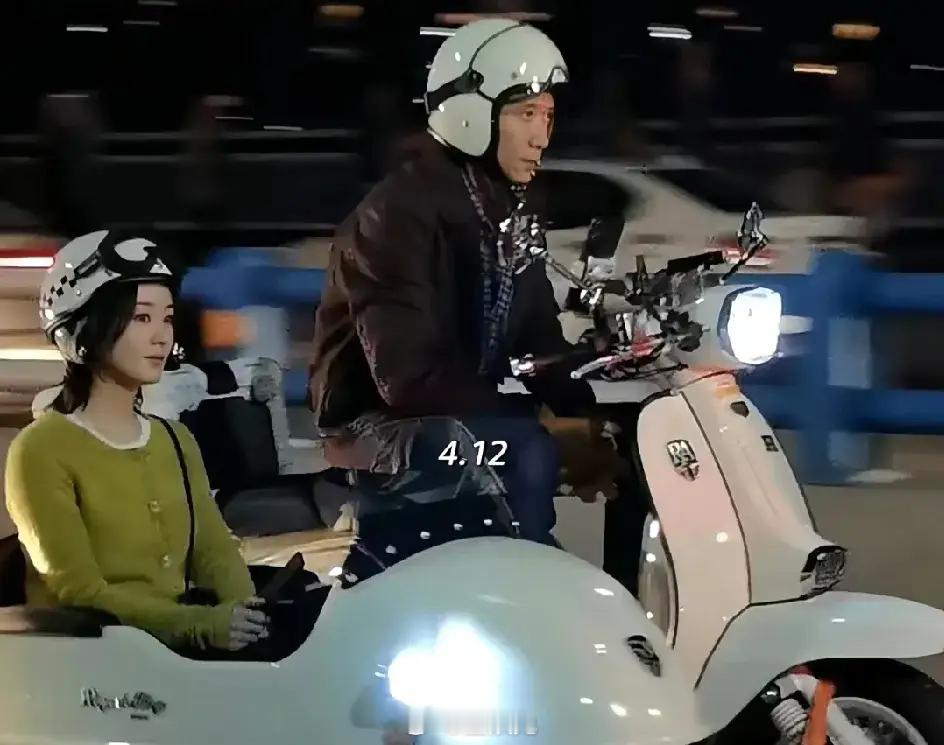 网友偶遇赵丽颖和张一山拍戏，两个人坐在摩托车上神情严肃[doge] ​​​