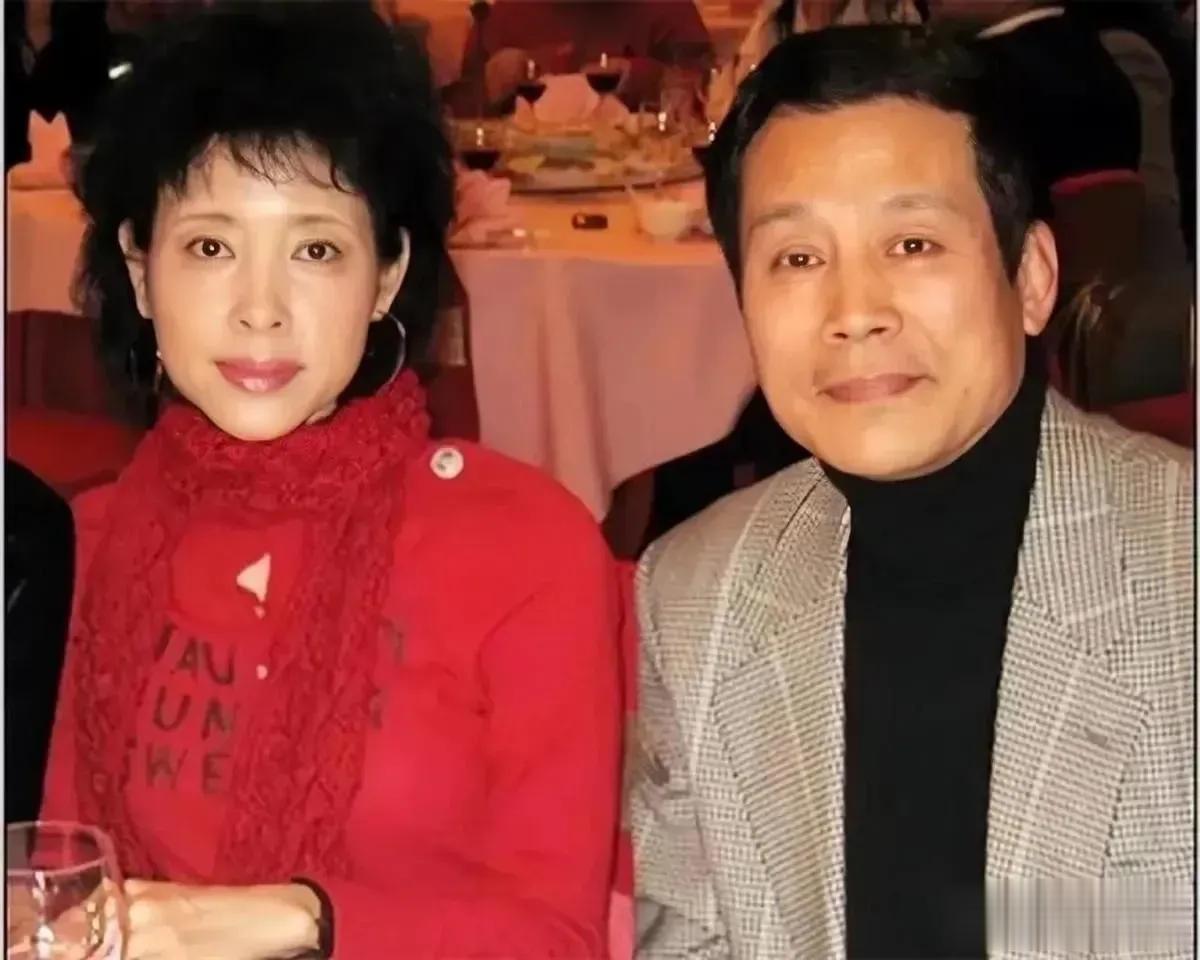 这两口子是谁？看起来好面熟啊！就是叫不上名字来，记得小时候看过好多他们拍的电视剧