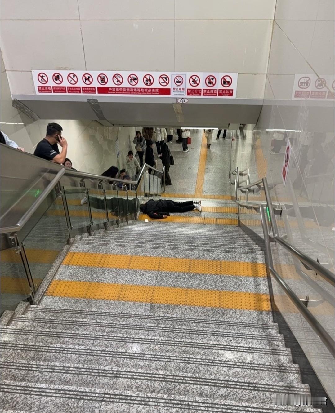 下楼梯时切勿玩手机，一定要牢记！瞧这位摔下楼梯的兄弟，从最上方的黄线一路摔到下面