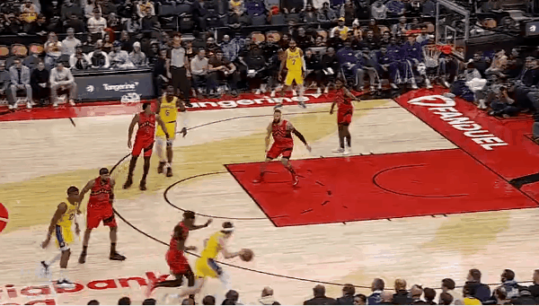 妙传！东契奇不在今天小里掌控全场！
在今天NBA常规赛湖人对阵猛龙的比赛的第一节