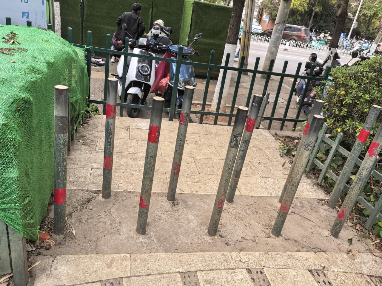 这个出口设计好与众不同，明明前面有路的，偏要抓他用铁栏杆挡住[捂脸]！