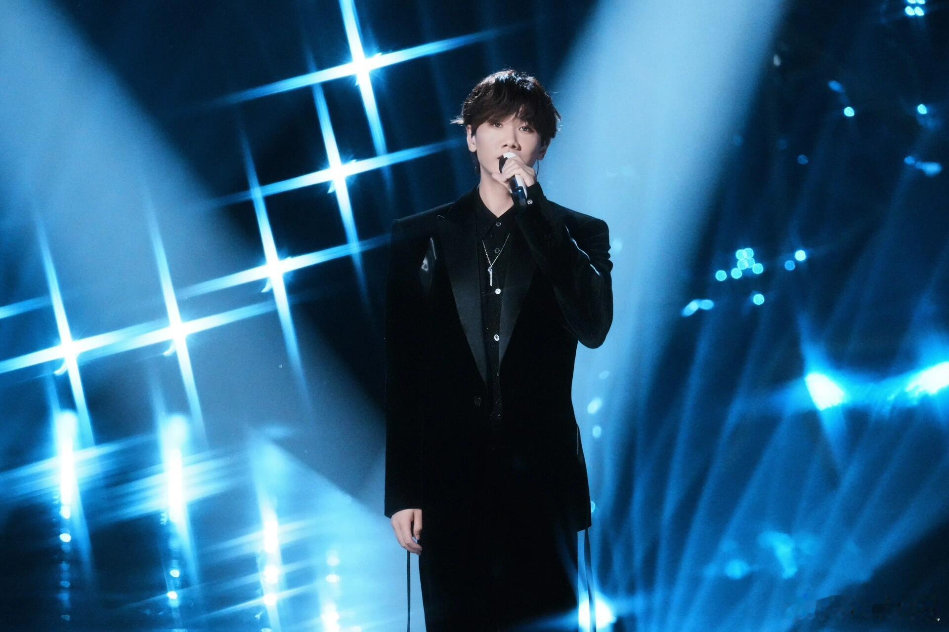 汪苏泷凌厉廓形勾勒优雅格调，明暗光影映衬俊朗轮廓，是聚光灯下摩登时髦的贵公子！ 