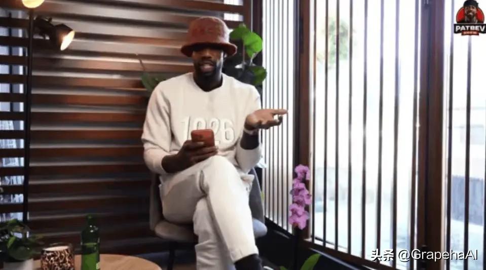 前NBA球员贝弗利在节目对韦德与哈登的历史地位进行了对比：

“你可以排第四，这