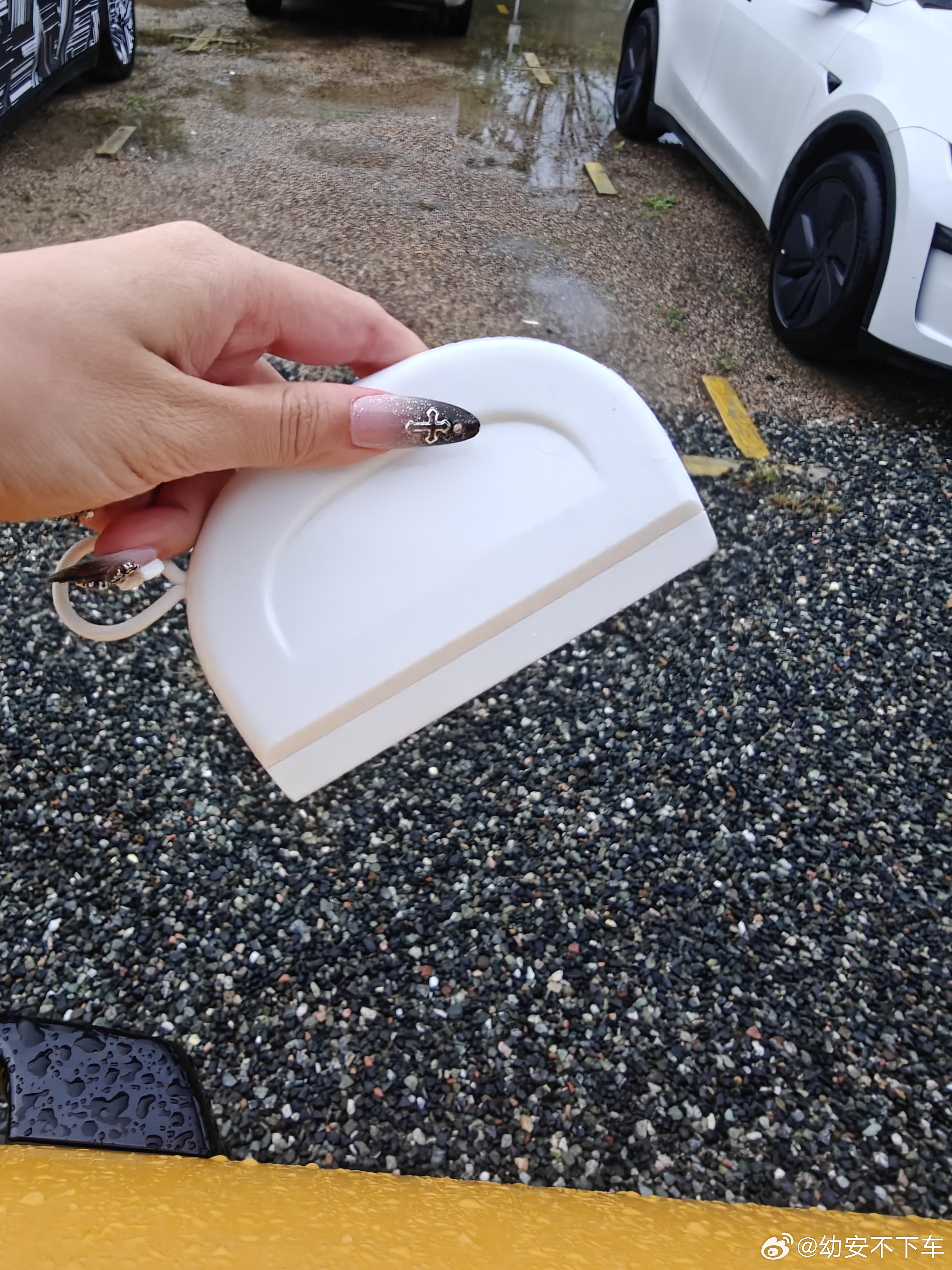 之前在PDD解锁的小物件，没想到放在车里还挺好用，之前下雨后视镜挂水总觉得没有纸