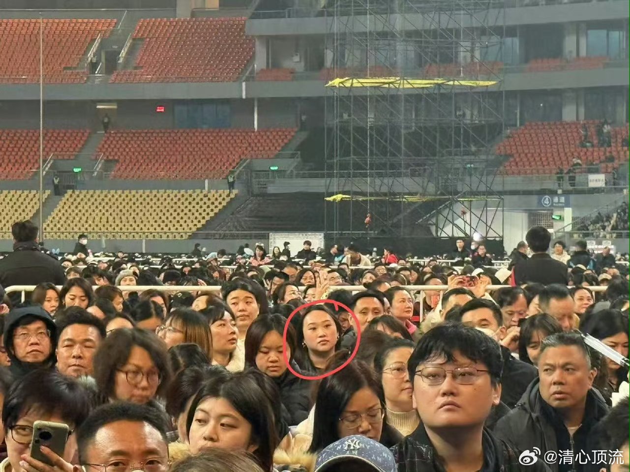 林忆莲台下混进真女儿了听到林忆莲的演出中，她的真女儿也出现在了台下，这确实为整个
