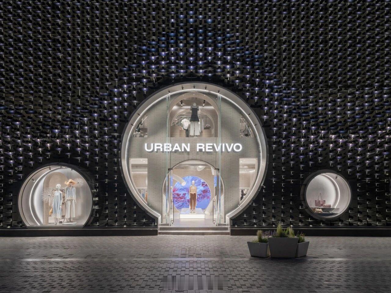 UR北京三里屯旗舰店，由MVRDV设计。外墙由一系列悬挂的铝制瓦当和板瓦构成。 