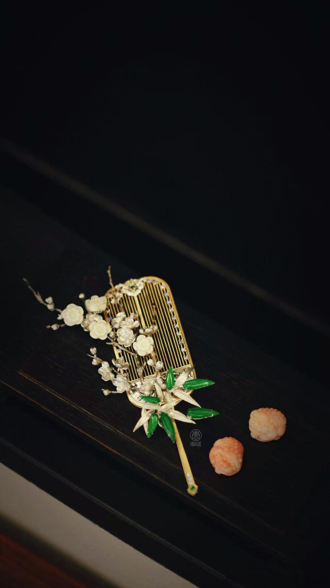 金银器 客定欣赏·客人定的一枚工艺算是非常复杂精细的瓶花摆件，还能拆下两只单独看