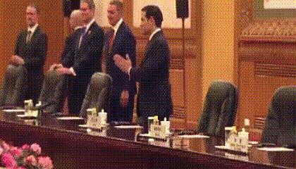 鲁比奥这趟来人民大会堂，眼神里的好奇都快藏不住了。
别看场面正式，他这一路看得挺