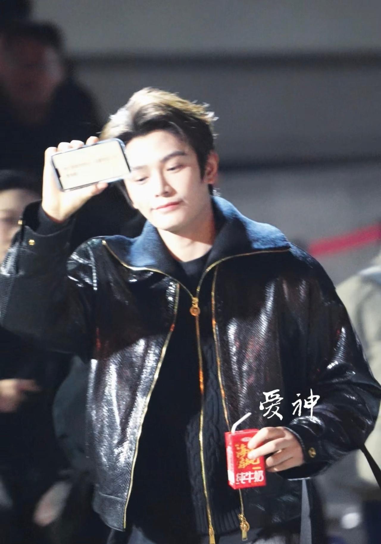 “蓝色妖姬的花语便是我对你的爱——承诺.🦋”.‌

@丁禹兮

丁禹兮山河枕｜