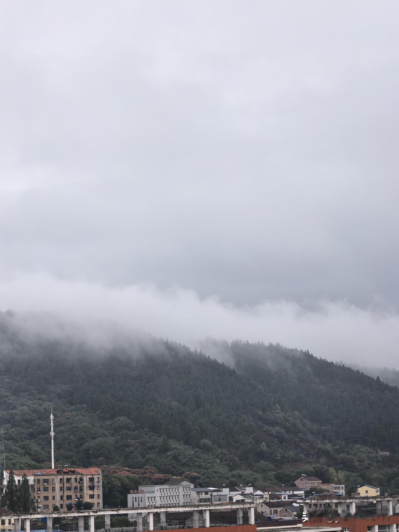 太漂亮了吧，一下雨就可以看到山里的美景
