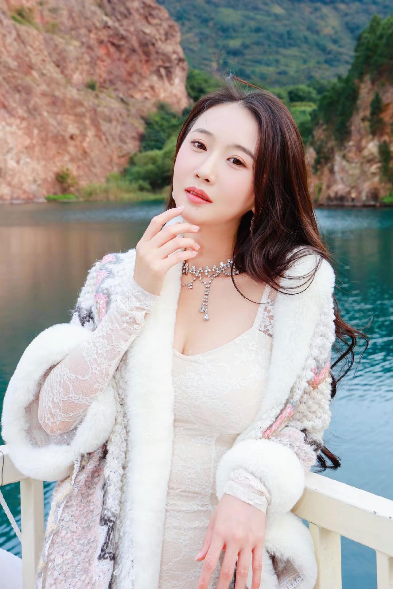 《白裙与湖的私语》
 原创诗词 原创看图片配诗 
风把山的轮廓
揉进你裙摆的褶皱