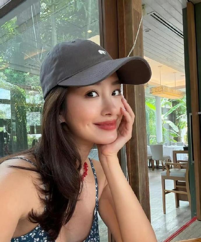 杨采钰在日本挺大肚子坐公交！ ​​​