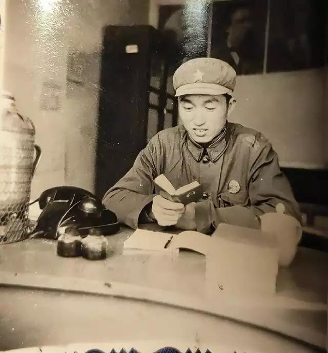 老照片：上世纪五六十年代的军人，朴实无华，精神爽朗。军人一直都是保家卫国，人民群