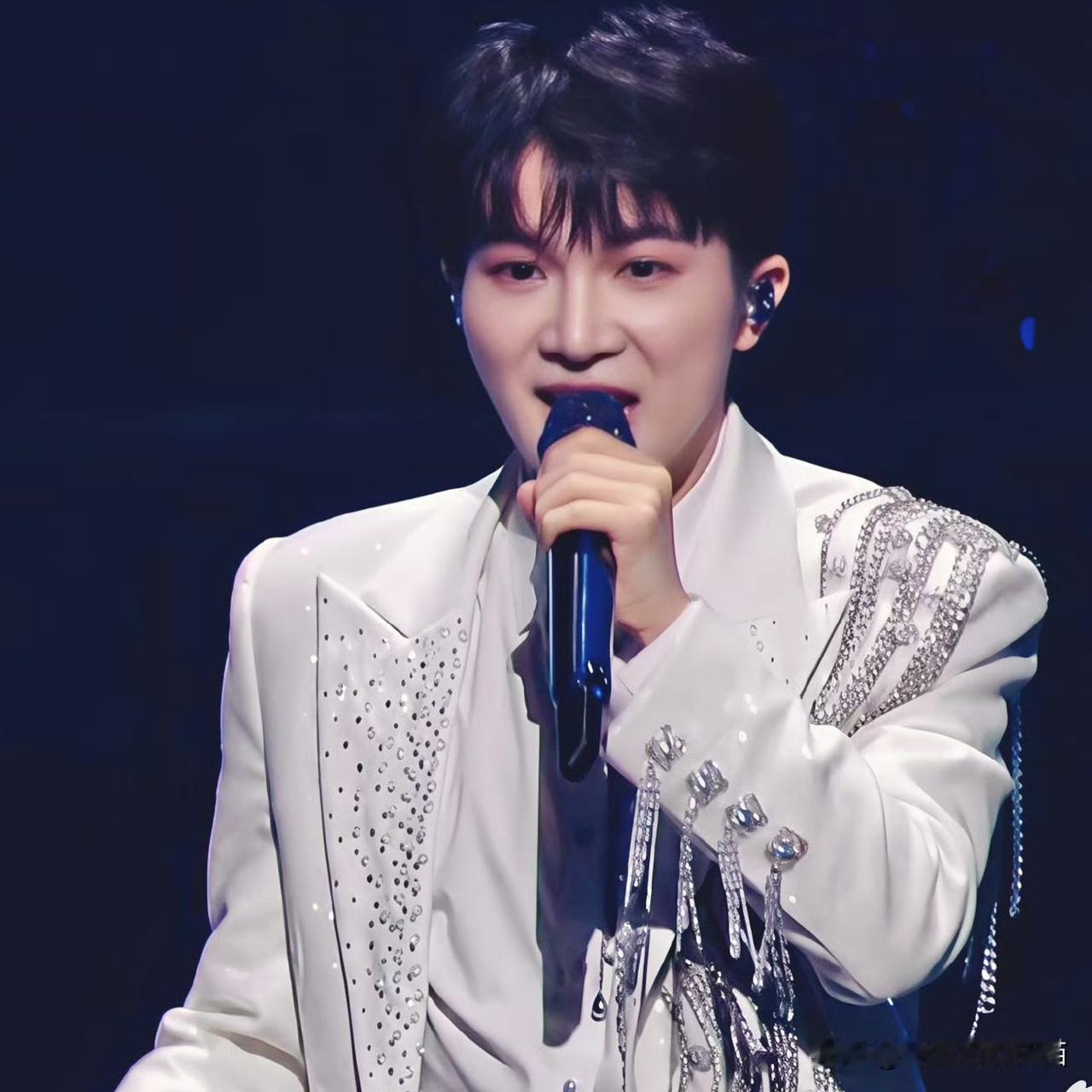 昨晚周深真的太牛了！现在靠实力把人唱服气的场面，真的太少见了。

现在好多颁奖礼