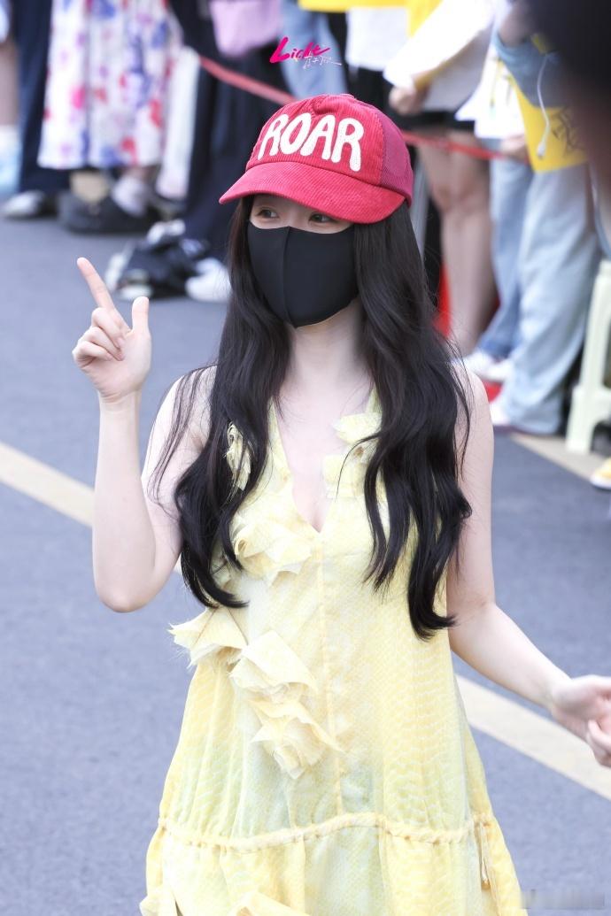 虞书欣这身穿搭梦回小兰花  虞书欣奶黄色连衣裙 救命，虞书欣这身私服温柔到骨子里