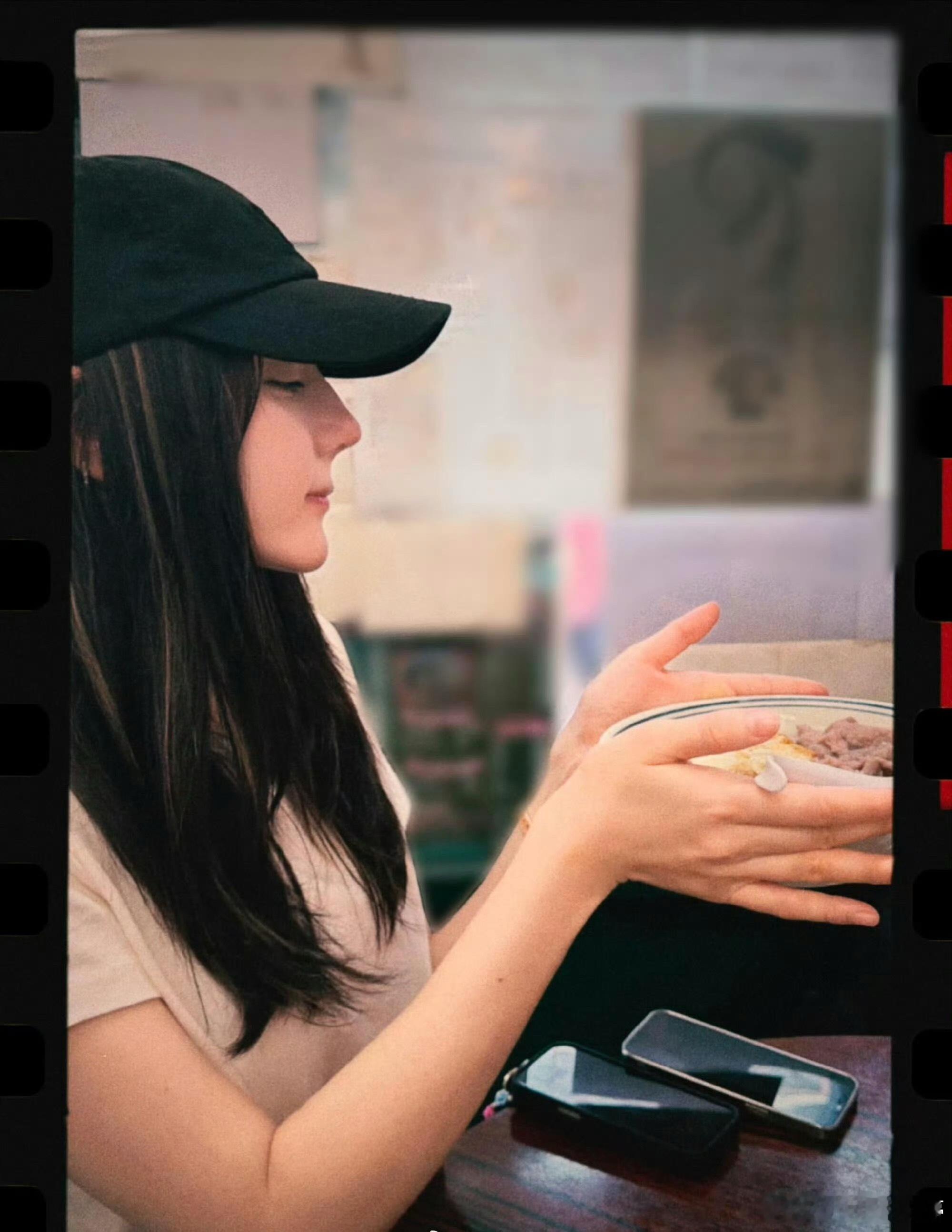 迪丽热巴素颜香港plog救命！热巴终于想起来IG密码了吗？一年就更新这么一次，结