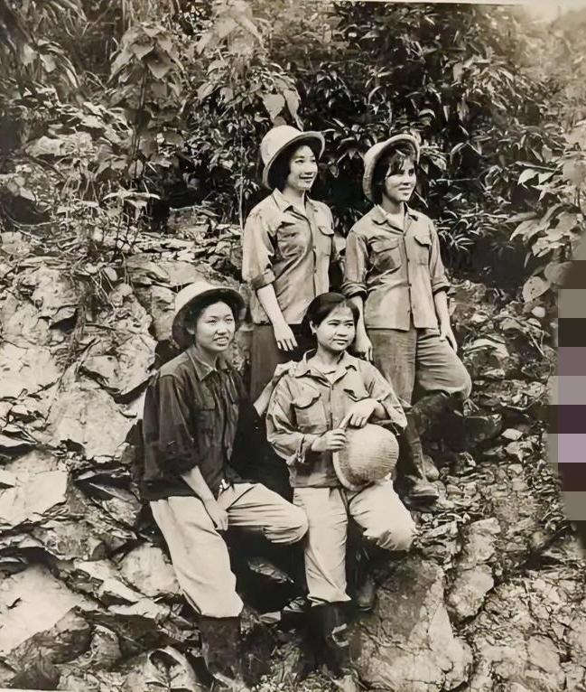 1965年6月摄于广西东南金矿古炮分矿
        看到这张老照片，一下就把