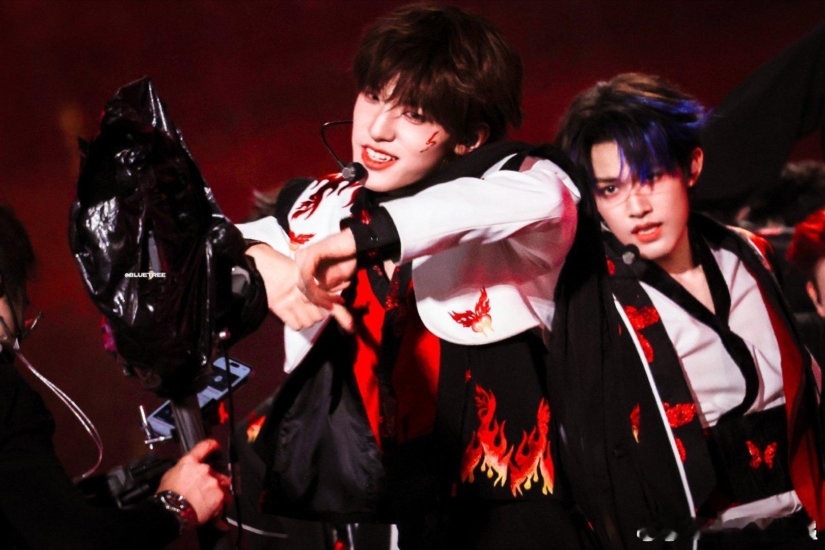 张泽禹摸张极腹肌张极对张泽禹说爱你 张泽禹一脸理所当然地摸，张极淡定接受还顺手撩