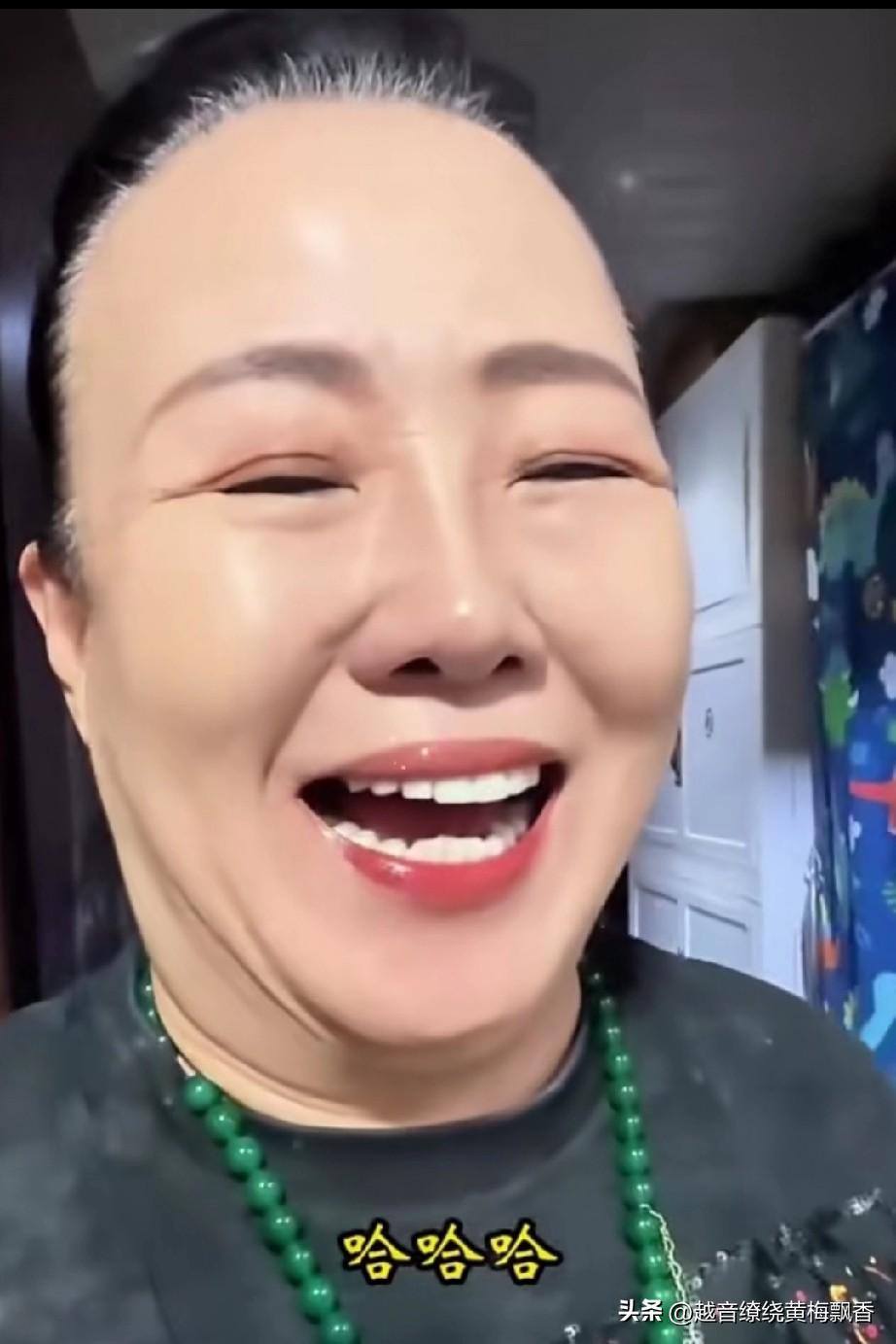 现在的粉丝也太胆大了什么话都敢问，在刘英妈孙立荣的直播间里，有个年轻的女粉丝说: