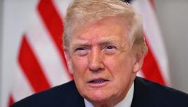 不可一世的特朗普终于低下了高昂的头颅，竟然在共和党内部会议上发出了近乎绝望的求救