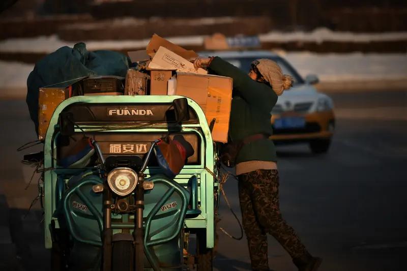 现在帮外出子女跑腿尽孝的服务可火啦！有女子帮小镇外出子女跑腿，一单收 10 元，