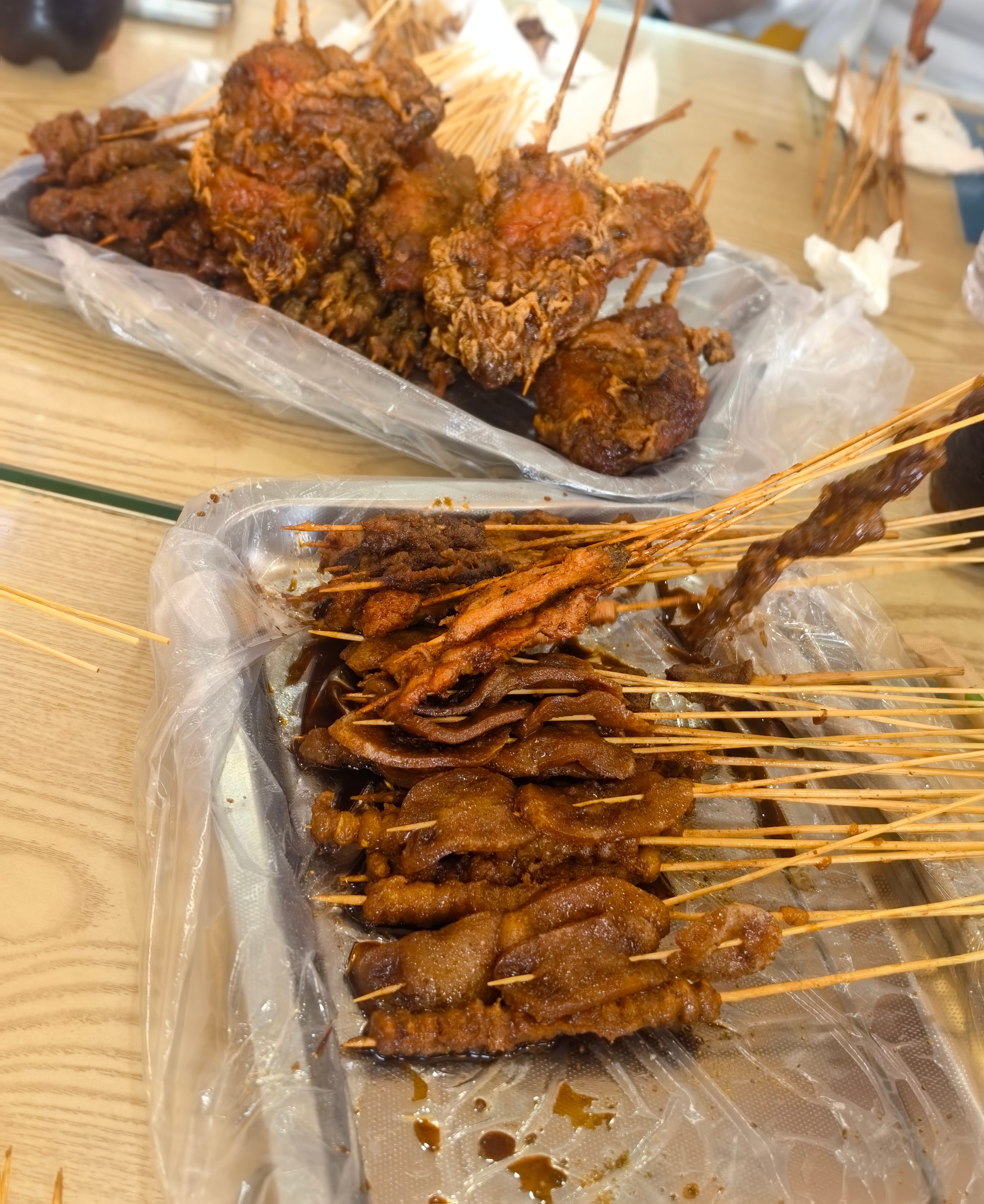 大热天的跑去吃小烤串，我们也是够厉害的。 