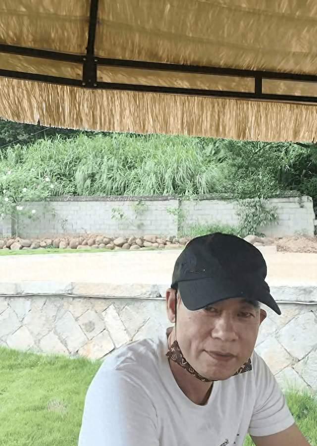 撞脸陈小春工人直播辟谣：没胎记不是他弟，不想被打扰