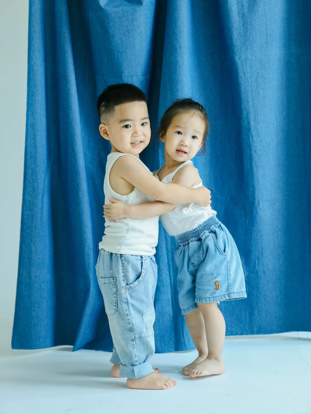 跨国合影人类幼崽两小无猜的友谊有点甜