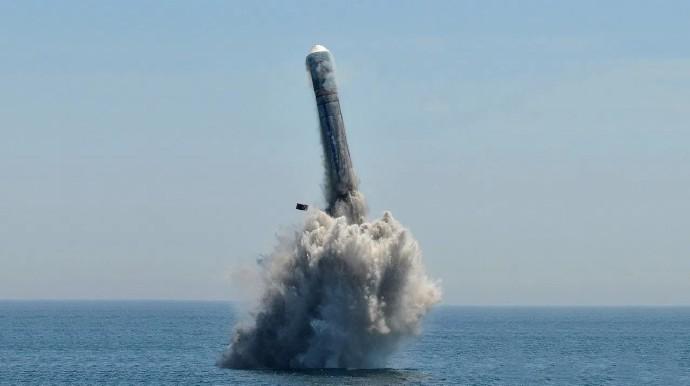 中国海军一艘战略核潜艇，在太平洋相关公海海域成功发射携载训练模拟弹头的潜射战略导