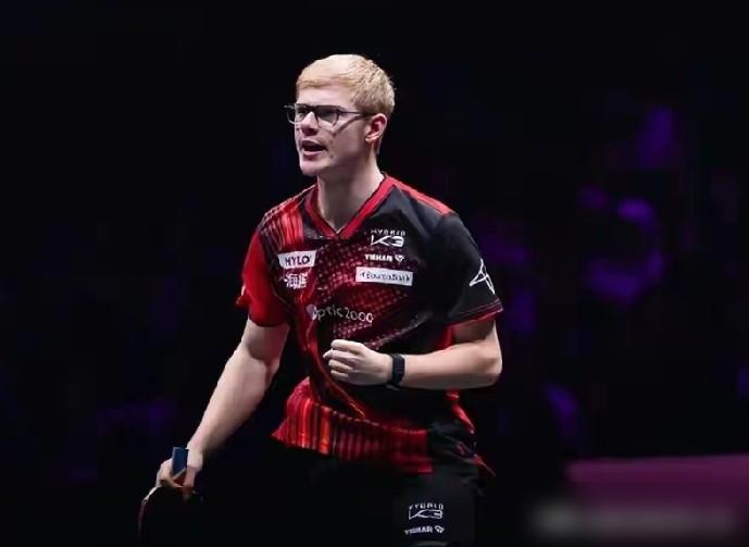 王楚钦9-9关键分，竟连吃两个发球，这输球太窝囊！
 
你信吗？世乒赛冠军在决胜