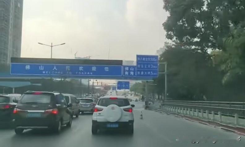 佛山海八路，佛山市内一条东西向的，串联起广州与佛山的重要城市主干道快速路。记得多