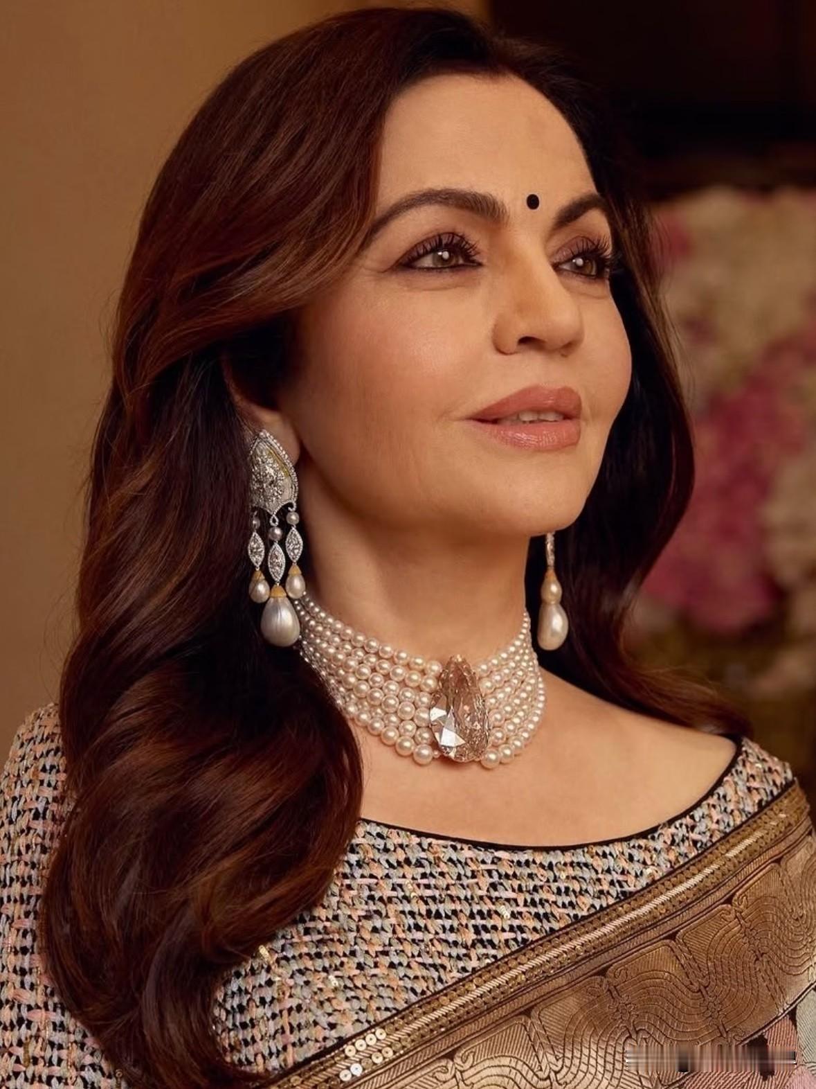 2026《时代》百大盛典纽约红毯，印度首富夫人尼塔·安巴尼凭一套印度传统美学+皇