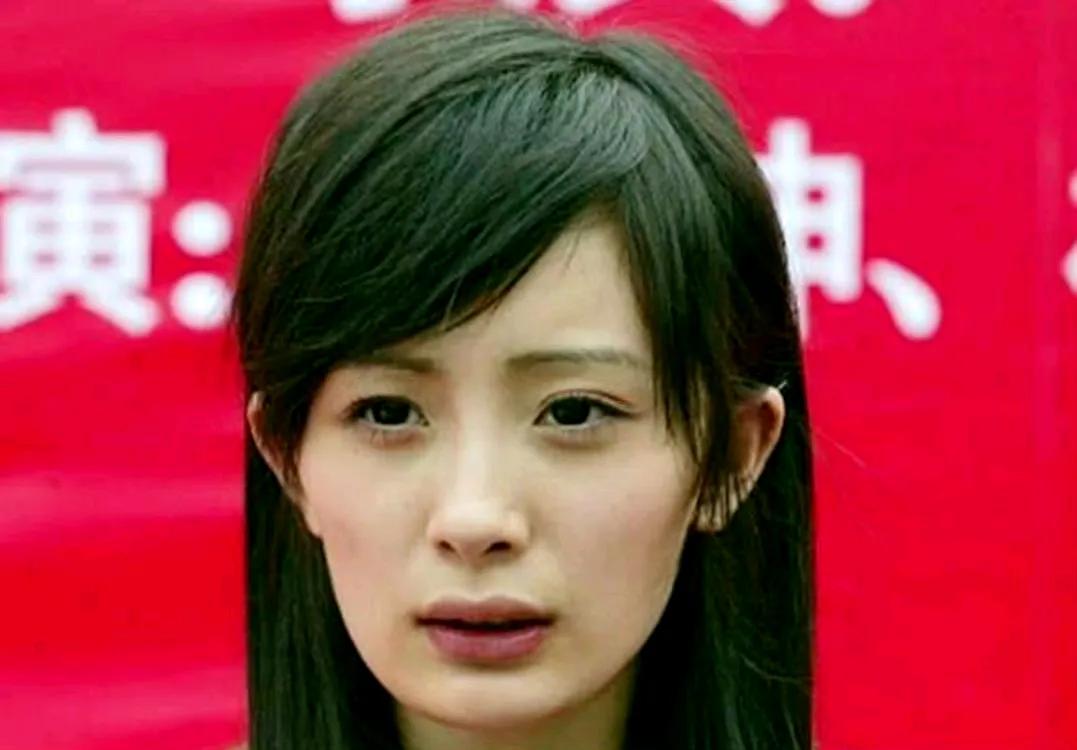 杨幂早期旧照感觉不是很惊艳啊，也就是一个普通的女孩的样子。不过现在的她算是完美蜕