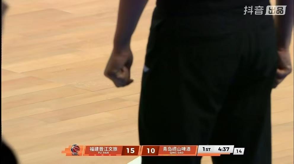 福建男篮和青岛男篮比赛途中场馆突然漏雨了，被球迷斥责草台班子不专业！

其实这个