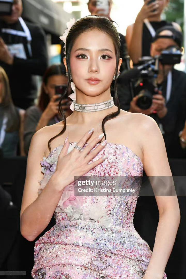 按我的审美，metgala红毯上，我最喜欢女明星着装造型，是亨特莎弗，金智秀，柳