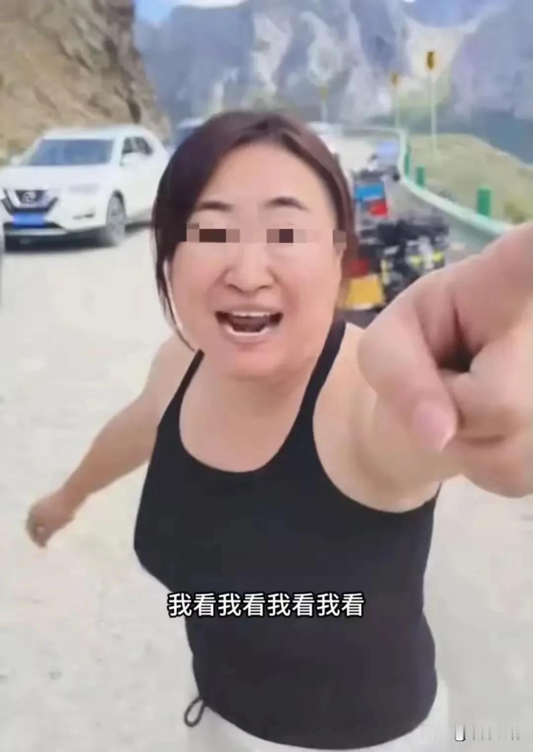 奔驰石头姐后续来了，摩托车车主报警了，他回去的时候发现自己价值5800的后尾箱不