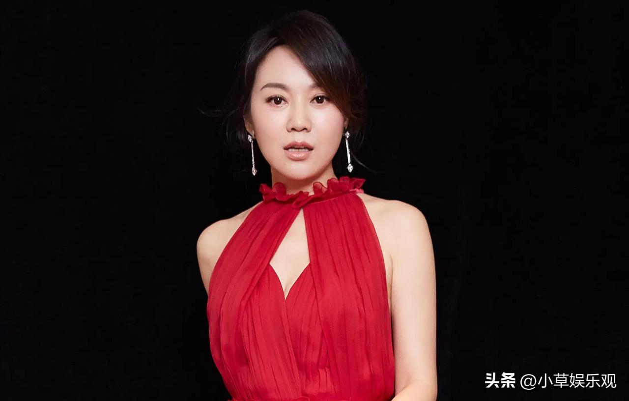 闫妮在《隐身的名字》里那段砸锁戏，真是把我看傻了。一声嘶吼，脖子上青筋暴起，那不