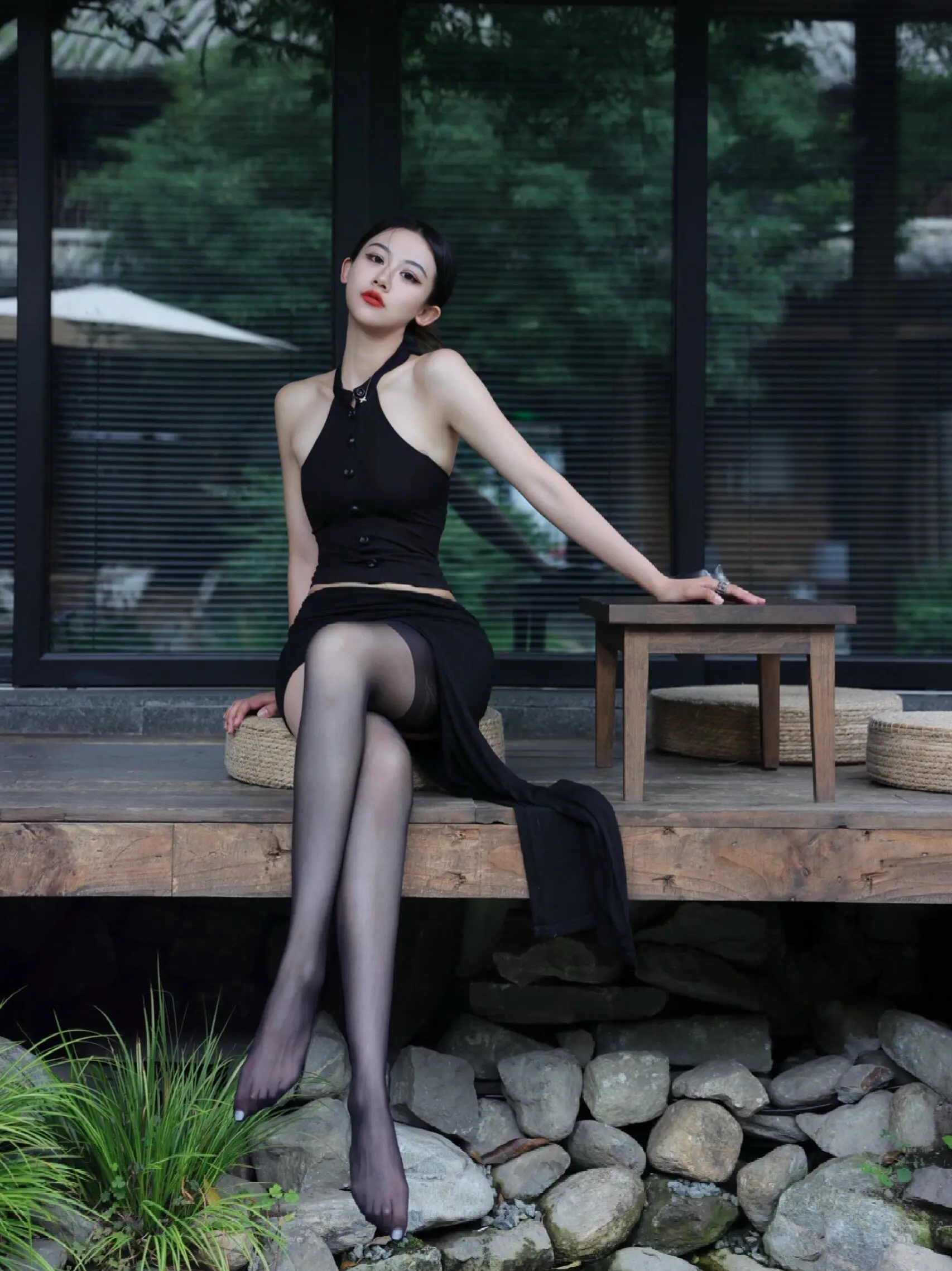 别问我在等什么，等一个懂我的人。 黑丝配庭院，性感又高级，谁看了不迷糊？