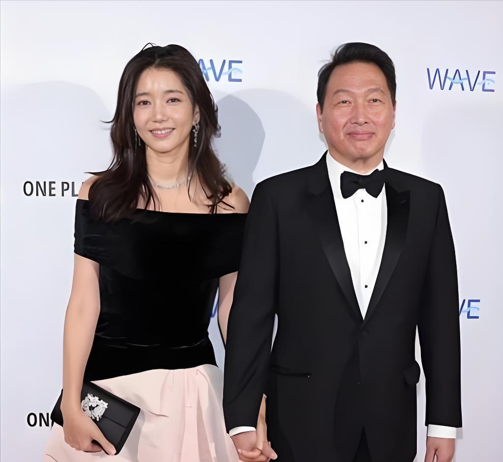 被网友封 “地表最强小三” 的金熙英，当众放话 “我对钱根本没兴趣，只爱他这个人