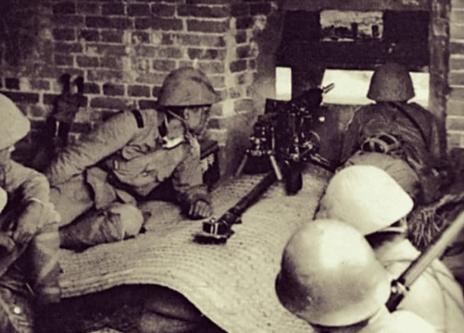 1938年，道士毕云路过日军哨卡，因没有向日军鞠躬，当场被打了个半死，他大怒，伤